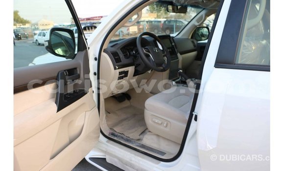 Sayi Imported Toyota Land Cruiser White Mota in Import - Dubai a Benin Sayi Imported Toyota Land Cruiser White Mota in Import - Dubai a Benin