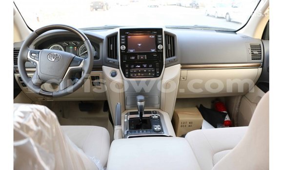 Sayi Imported Toyota Land Cruiser White Mota in Import - Dubai a Benin Sayi Imported Toyota Land Cruiser White Mota in Import - Dubai a Benin