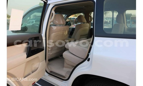 Sayi Imported Toyota Land Cruiser White Mota in Import - Dubai a Benin Sayi Imported Toyota Land Cruiser White Mota in Import - Dubai a Benin