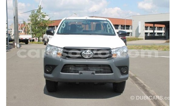 Sayi Imported Toyota Hilux White Mota in Import - Dubai a Benin Sayi Imported Toyota Hilux White Mota in Import - Dubai a Benin