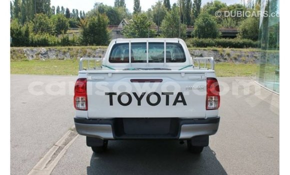 Sayi Imported Toyota Hilux White Mota in Import - Dubai a Benin Sayi Imported Toyota Hilux White Mota in Import - Dubai a Benin