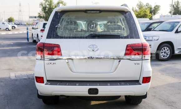 Sayi Imported Toyota Land Cruiser White Mota in Import - Dubai a Benin Sayi Imported Toyota Land Cruiser White Mota in Import - Dubai a Benin
