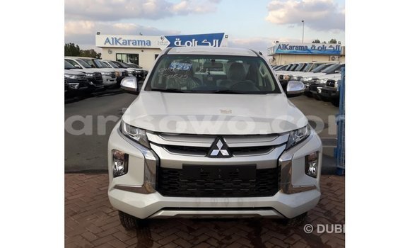 Sayi Imported Mitsubishi L200 White Mota in Import - Dubai a Benin Sayi Imported Mitsubishi L200 White Mota in Import - Dubai a Benin