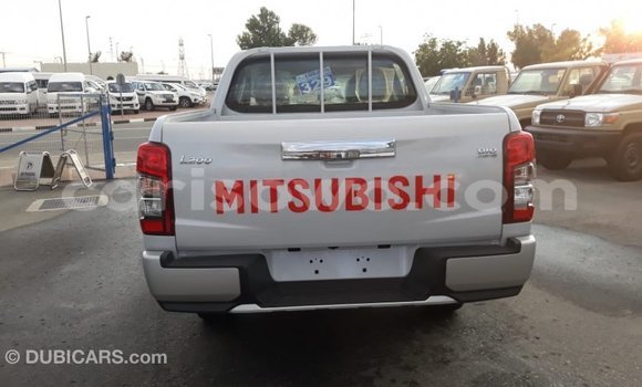 Sayi Imported Mitsubishi L200 White Mota in Import - Dubai a Benin Sayi Imported Mitsubishi L200 White Mota in Import - Dubai a Benin