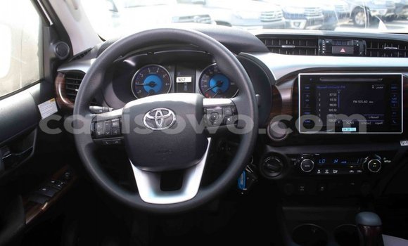 Sayi Imported Toyota Hilux White Mota in Import - Dubai a Benin Sayi Imported Toyota Hilux White Mota in Import - Dubai a Benin