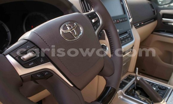 Sayi Imported Toyota Land Cruiser White Mota in Import - Dubai a Benin Sayi Imported Toyota Land Cruiser White Mota in Import - Dubai a Benin
