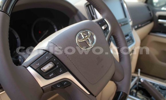 Sayi Imported Toyota Land Cruiser White Mota in Import - Dubai a Benin Sayi Imported Toyota Land Cruiser White Mota in Import - Dubai a Benin