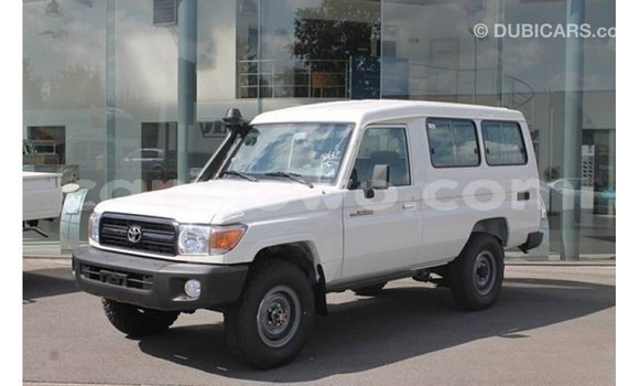 Acheter Import Voiture Toyota Land Cruiser Blanc à Import - Dubai, Benin Acheter Import Voiture Toyota Land Cruiser Blanc à Import - Dubai, Benin
