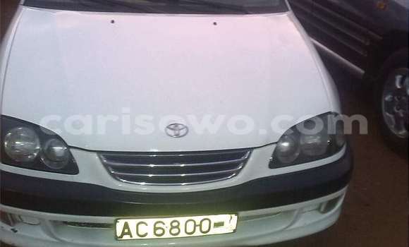 Sayi Na hannu Toyota Avensis White Mota in Abomey Calavi a Benin