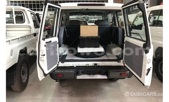 Acheter Import Voiture Toyota Land Cruiser Blanc à Import - Dubai, Benin Acheter Import Voiture Toyota Land Cruiser Blanc à Import - Dubai, Benin