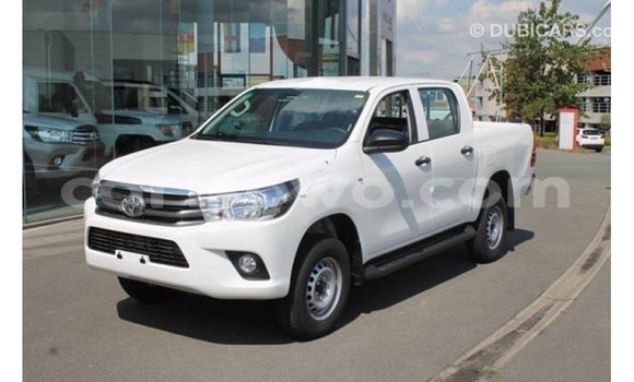 Sayi Imported Toyota Hilux White Mota in Import - Dubai a Benin Sayi Imported Toyota Hilux White Mota in Import - Dubai a Benin