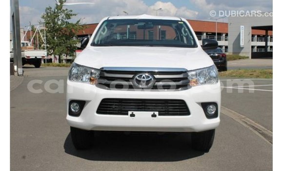 Sayi Imported Toyota Hilux White Mota in Import - Dubai a Benin Sayi Imported Toyota Hilux White Mota in Import - Dubai a Benin