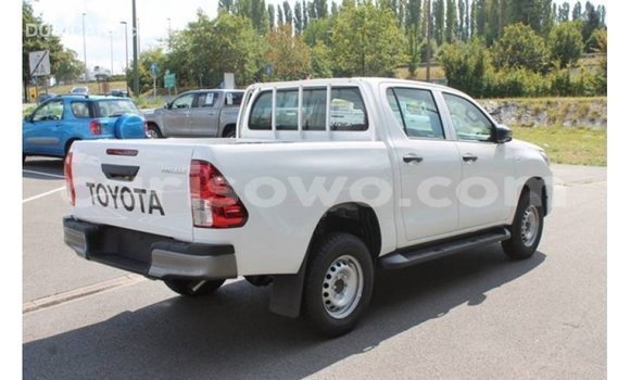 Sayi Imported Toyota Hilux White Mota in Import - Dubai a Benin Sayi Imported Toyota Hilux White Mota in Import - Dubai a Benin