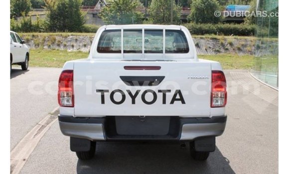 Sayi Imported Toyota Hilux White Mota in Import - Dubai a Benin Sayi Imported Toyota Hilux White Mota in Import - Dubai a Benin