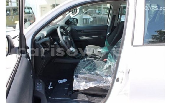 Sayi Imported Toyota Hilux White Mota in Import - Dubai a Benin Sayi Imported Toyota Hilux White Mota in Import - Dubai a Benin