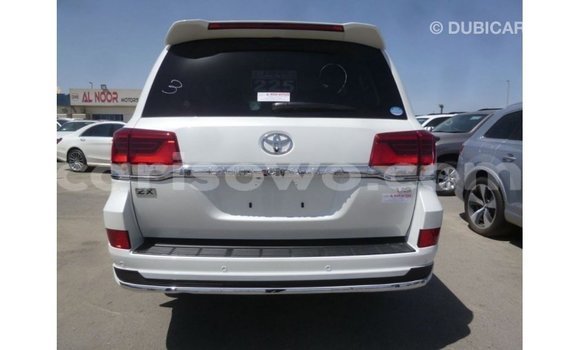 Acheter Import Voiture Toyota Land Cruiser Blanc à Import - Dubai, Benin Acheter Import Voiture Toyota Land Cruiser Blanc à Import - Dubai, Benin