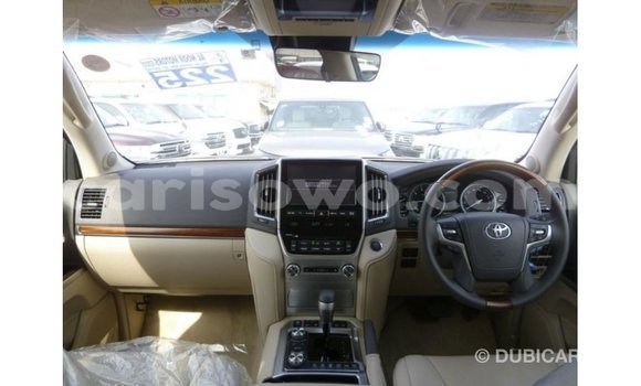 Sayi Imported Toyota Land Cruiser White Mota in Import - Dubai a Benin Sayi Imported Toyota Land Cruiser White Mota in Import - Dubai a Benin