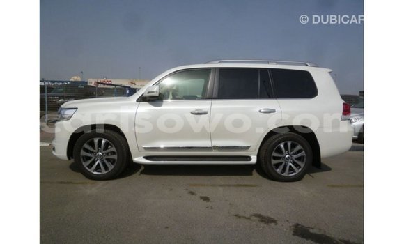Sayi Imported Toyota Land Cruiser White Mota in Import - Dubai a Benin Sayi Imported Toyota Land Cruiser White Mota in Import - Dubai a Benin