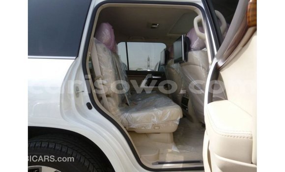 Sayi Imported Toyota Land Cruiser White Mota in Import - Dubai a Benin Sayi Imported Toyota Land Cruiser White Mota in Import - Dubai a Benin