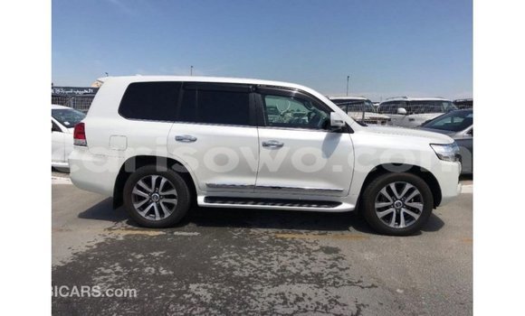Sayi Imported Toyota Land Cruiser White Mota in Import - Dubai a Benin Sayi Imported Toyota Land Cruiser White Mota in Import - Dubai a Benin