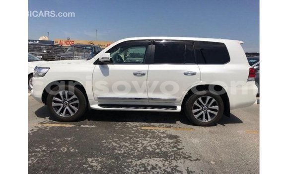 Sayi Imported Toyota Land Cruiser White Mota in Import - Dubai a Benin Sayi Imported Toyota Land Cruiser White Mota in Import - Dubai a Benin