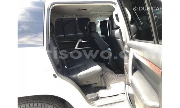 Sayi Imported Toyota Land Cruiser White Mota in Import - Dubai a Benin Sayi Imported Toyota Land Cruiser White Mota in Import - Dubai a Benin