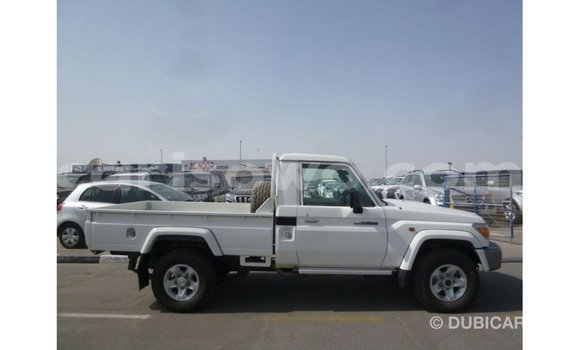 Sayi Imported Toyota Land Cruiser White Mota in Import - Dubai a Benin Sayi Imported Toyota Land Cruiser White Mota in Import - Dubai a Benin