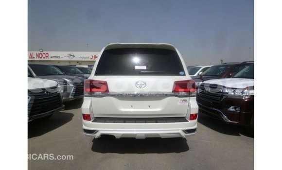 Sayi Imported Toyota Land Cruiser White Mota in Import - Dubai a Benin Sayi Imported Toyota Land Cruiser White Mota in Import - Dubai a Benin