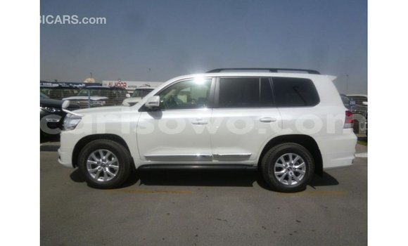 Sayi Imported Toyota Land Cruiser White Mota in Import - Dubai a Benin Sayi Imported Toyota Land Cruiser White Mota in Import - Dubai a Benin
