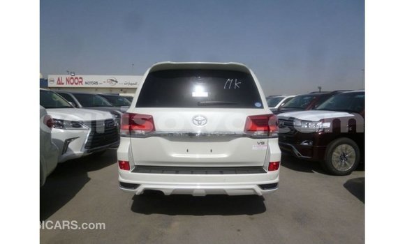 Ra Imported Toyota Land Cruiser funfun Ọkọ̀ in Import - Dubai ni Benin Ra Imported Toyota Land Cruiser funfun Ọkọ̀ in Import - Dubai ni Benin