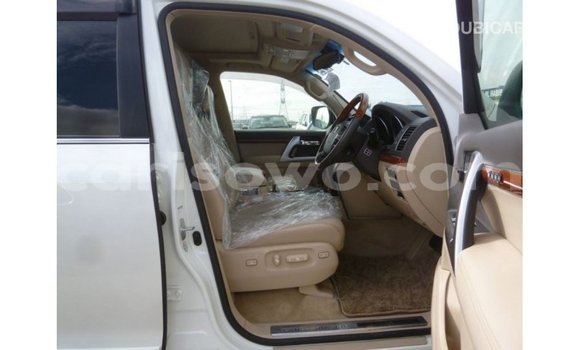 Sayi Imported Toyota Land Cruiser White Mota in Import - Dubai a Benin Sayi Imported Toyota Land Cruiser White Mota in Import - Dubai a Benin