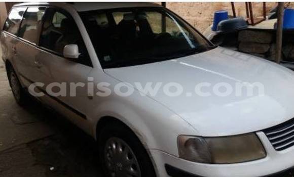 Sayi Na hannu Volkswagen Passat White Mota in Porto Novo a Benin Sayi Na hannu Volkswagen Passat White Mota in Porto Novo a Benin