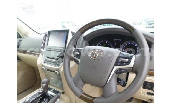 Sayi Imported Toyota Land Cruiser White Mota in Import - Dubai a Benin Sayi Imported Toyota Land Cruiser White Mota in Import - Dubai a Benin