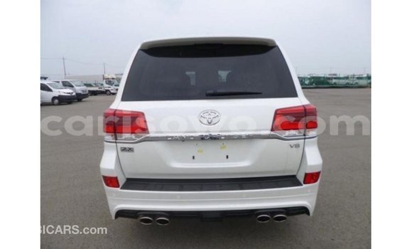 Sayi Imported Toyota Land Cruiser White Mota in Import - Dubai a Benin Sayi Imported Toyota Land Cruiser White Mota in Import - Dubai a Benin