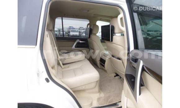 Sayi Imported Toyota Land Cruiser White Mota in Import - Dubai a Benin Sayi Imported Toyota Land Cruiser White Mota in Import - Dubai a Benin