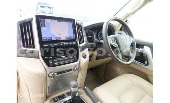 Sayi Imported Toyota Land Cruiser White Mota in Import - Dubai a Benin Sayi Imported Toyota Land Cruiser White Mota in Import - Dubai a Benin