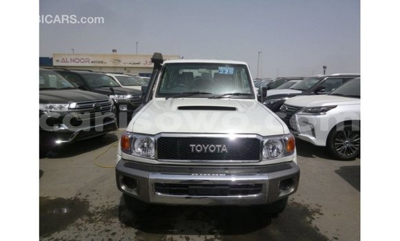 Acheter Import Voiture Toyota Land Cruiser Blanc à Import - Dubai, Benin Acheter Import Voiture Toyota Land Cruiser Blanc à Import - Dubai, Benin