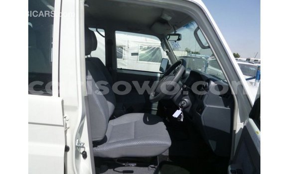 Sayi Imported Toyota Land Cruiser White Mota in Import - Dubai a Benin Sayi Imported Toyota Land Cruiser White Mota in Import - Dubai a Benin