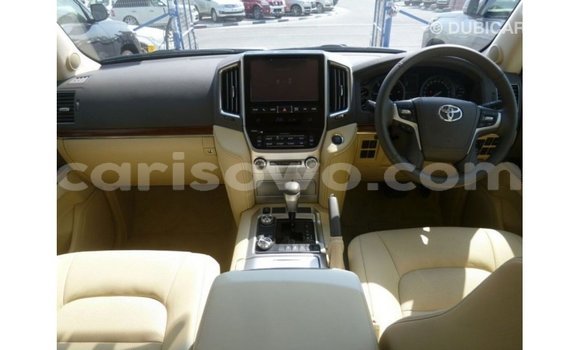 Sayi Imported Toyota Land Cruiser White Mota in Import - Dubai a Benin Sayi Imported Toyota Land Cruiser White Mota in Import - Dubai a Benin