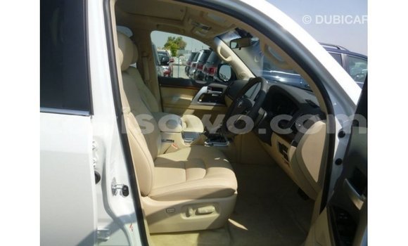 Sayi Imported Toyota Land Cruiser White Mota in Import - Dubai a Benin Sayi Imported Toyota Land Cruiser White Mota in Import - Dubai a Benin