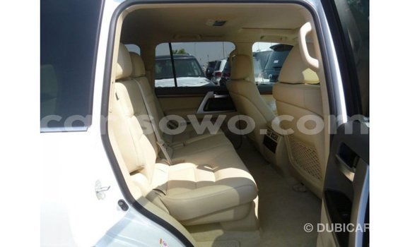 Sayi Imported Toyota Land Cruiser White Mota in Import - Dubai a Benin Sayi Imported Toyota Land Cruiser White Mota in Import - Dubai a Benin