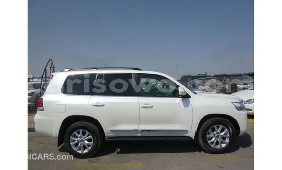 Sayi Imported Toyota Land Cruiser White Mota in Import - Dubai a Benin Sayi Imported Toyota Land Cruiser White Mota in Import - Dubai a Benin