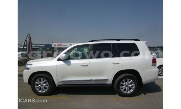 Sayi Imported Toyota Land Cruiser White Mota in Import - Dubai a Benin Sayi Imported Toyota Land Cruiser White Mota in Import - Dubai a Benin