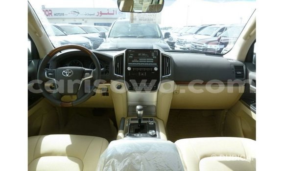 Sayi Imported Toyota Land Cruiser White Mota in Import - Dubai a Benin Sayi Imported Toyota Land Cruiser White Mota in Import - Dubai a Benin