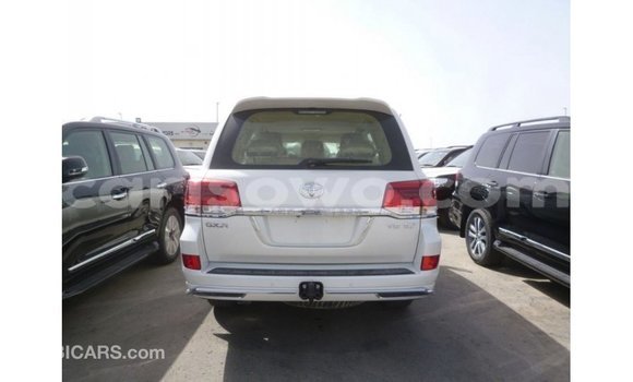 Sayi Imported Toyota Land Cruiser White Mota in Import - Dubai a Benin Sayi Imported Toyota Land Cruiser White Mota in Import - Dubai a Benin