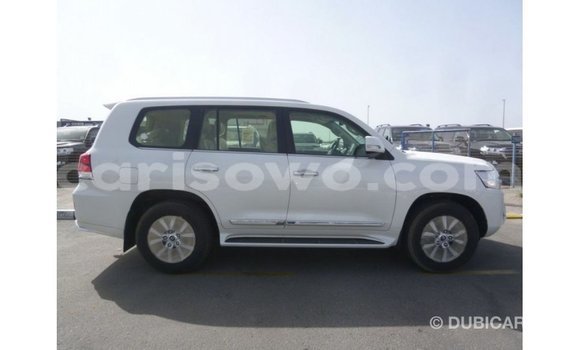 Sayi Imported Toyota Land Cruiser White Mota in Import - Dubai a Benin Sayi Imported Toyota Land Cruiser White Mota in Import - Dubai a Benin