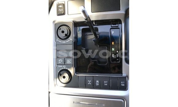 Acheter Import Voiture Toyota Land Cruiser Blanc à Import - Dubai, Benin Acheter Import Voiture Toyota Land Cruiser Blanc à Import - Dubai, Benin