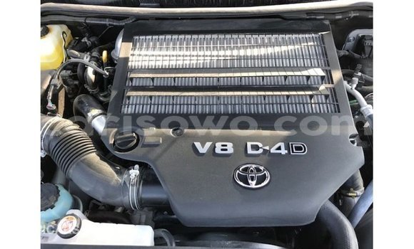 Acheter Import Voiture Toyota Land Cruiser Blanc à Import - Dubai, Benin Acheter Import Voiture Toyota Land Cruiser Blanc à Import - Dubai, Benin