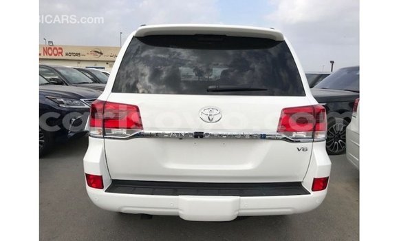 Sayi Imported Toyota Land Cruiser White Mota in Import - Dubai a Benin Sayi Imported Toyota Land Cruiser White Mota in Import - Dubai a Benin