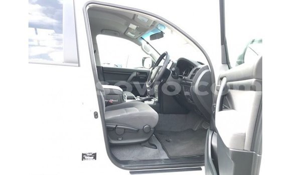 Sayi Imported Toyota Land Cruiser White Mota in Import - Dubai a Benin Sayi Imported Toyota Land Cruiser White Mota in Import - Dubai a Benin